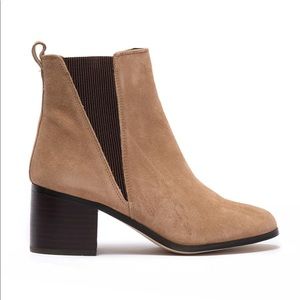 SOLD🎉 Steve Madden Imari Chelsea Suede Booties